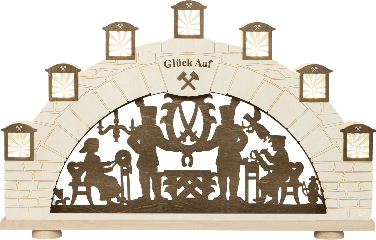 Schwibbogen XL mit dem typischen Erzgebirge Bergmann Motiv. Die LED Lämpchen sind hinter den Laternen versteckt. Das Motiv im Inneren ist in Braun gehalten.