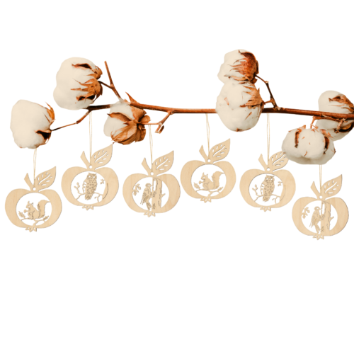 Anh&auml;nger aus Holz in Apfel Form. mit 3 verschiedenen Motiven im Set. Eichh&ouml;rnchen, Eule und sprecht. Aus dem Erzgebirge