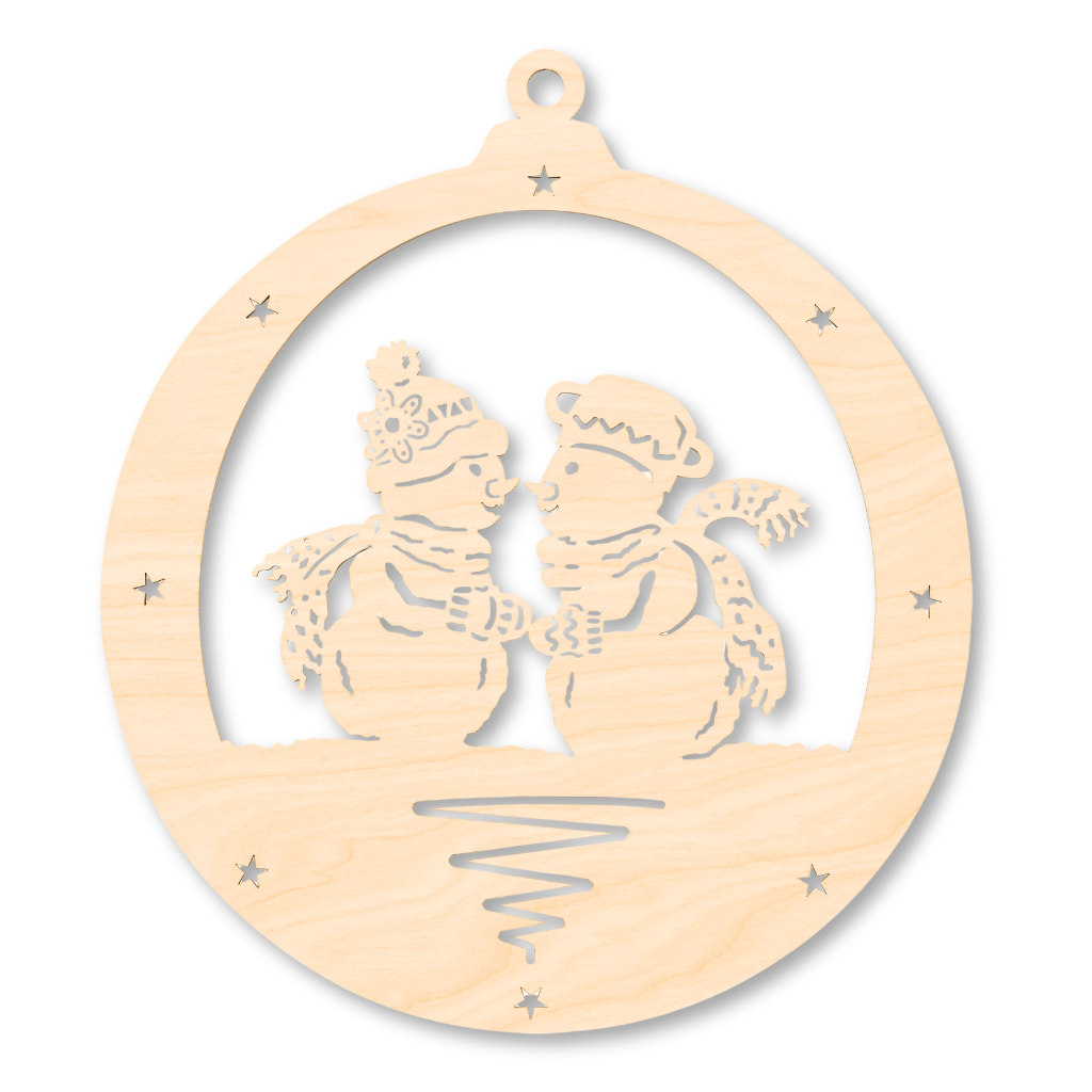 Dekohänger aus Sperrholz. Außernform ähnelt einer Weihnachtskugel. Im Inneren befindet sich 1 Schneemann und eine Schneefrau, die sich verliebt anschauen. Hergestellt im Erzgebirge