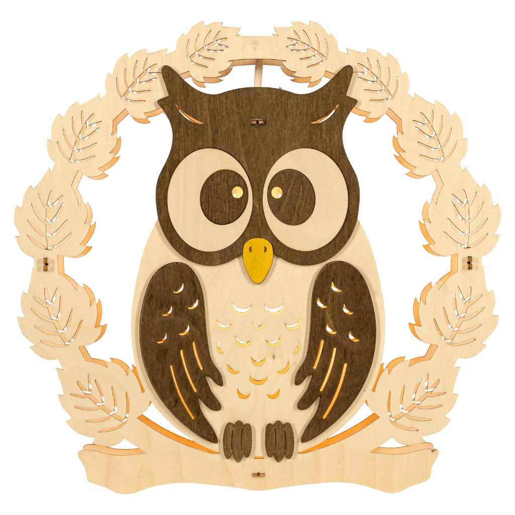 Fensterbild Eule im Kranz Beleuchtetes Fensterbild aus Holz in Natur und Braun gehalten. Die Eule sitzt in einem Kranz aus Blättern. Hergestellt im Erzgebirge.