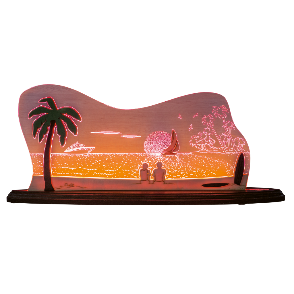 Dekoleuchte aus Acrylglas und Holz in rötlichen Farben gehalten. Motiv ein verliebtes Pärchen sitzt am Strand in der Südsee und schaut sich den Sonnenuntergang unter einer Palme an. Hergestellt im Erzgebirge