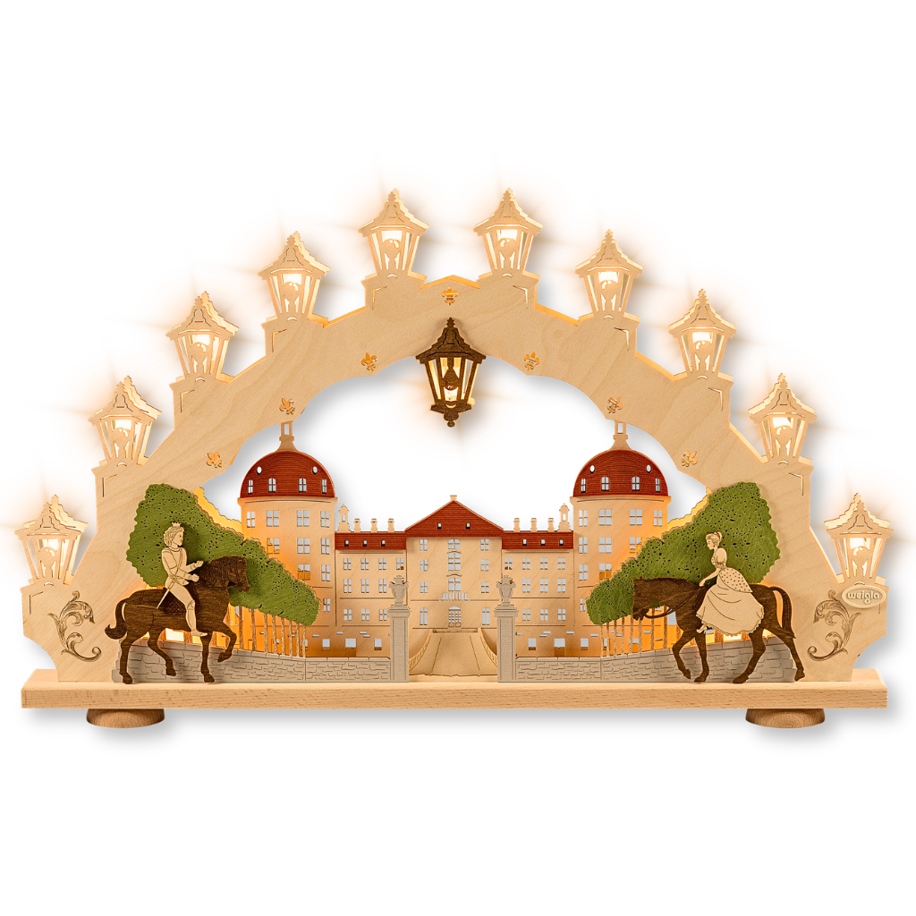 Schwibbogen Moritzburg 15 flg. Schwibbogen aus dem Erzgebirge mit Moritzburg Motiv. Im Vordergrund des Bogens kommt eine Prinzessin und ein Prinz auf Pferden geritten. Hergestellt im Erzgebirge.
