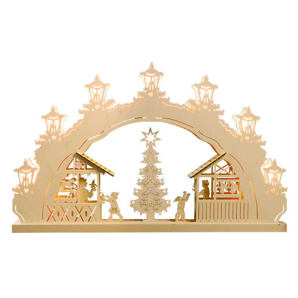 SB7WM Schwibbogen Weihnachtsmarkt 7 flammig Schwibbogen mit Weihnachtsmarkt Motiv. In der Mitte befindet sich ein Tannenbaum. Hergestellt im Erzgebirge