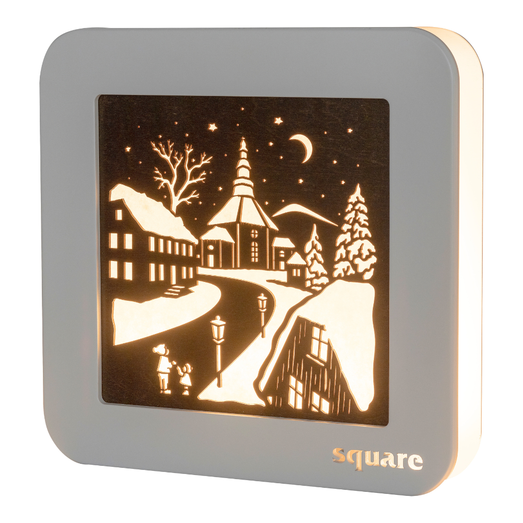 Square Seiffen Dekoleuchte zum Stellen oder Hängen aus Holz. Weißer Rahmen im Inneren befindet sich das Motiv Seiffener Kirche in Braun gehalten. Scherrenschnitt