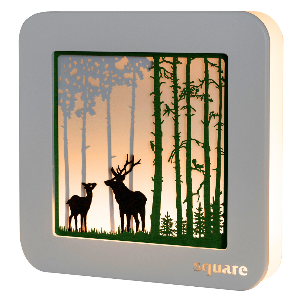 Square Wald Dekoleuchte zum stellen oder Hängen. Ein Bild mit weißen Rahmen und Waldmotiv in grün braun gehalten im Inneren. Hergestellt im Erzgebirge.