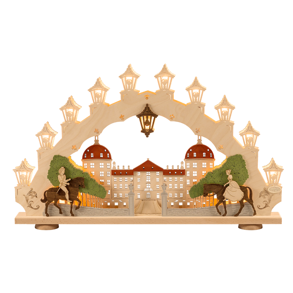 Sb15MB Schwibbogen Moritzburg 15 flammig Schwibbogen mit Moritzburg Motiv. Schloss Moritzburg im Hintergrund. Links und rechts im Vordergrund kommt ein Prinz und Prinzessin angeritten. Hergestellt im Erzgebirge