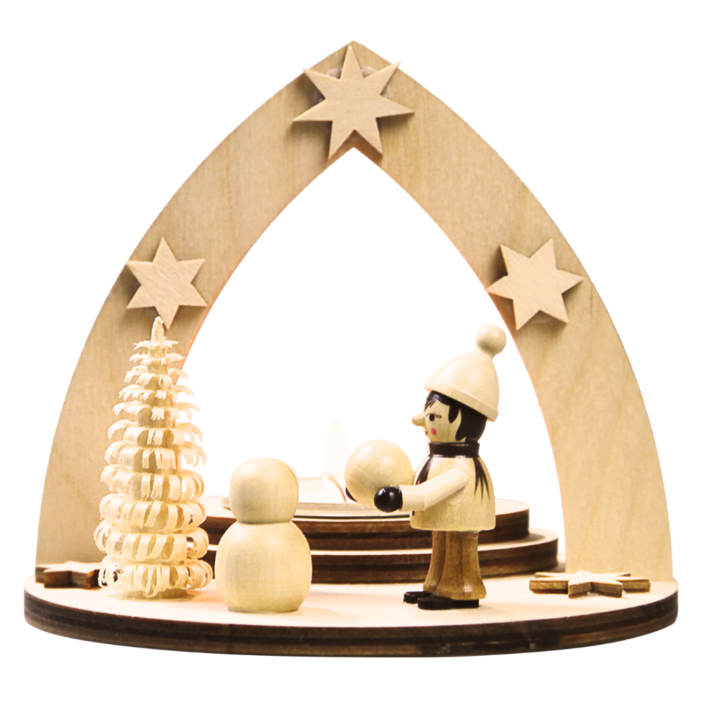 Teelichthalter Winterkind Schneemann bauend Teelichthalter aus Holz mit einer handgedrechselten und handbemalten Figur Winterkind welches einen Schneemann baut. Daneben befindet sich das kleine Spanbäumchen. Für ein Teelicht ausgerichtet. Hergestellt im Erzgebirge.