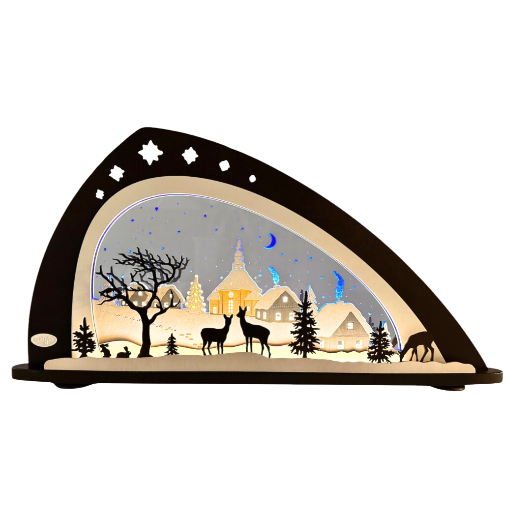 Schwibbogen aus Acrylglas und Holz in den Farben Braun Weiß Blau gehalten. Motiv ist die Seiffener Kirche mit Rehen im Vordergrund. Hergestellt im Erzgebirge