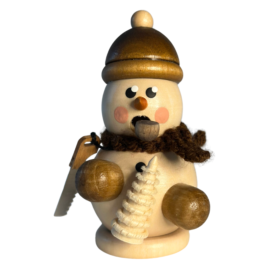 Schneemann Baummauser Braun Natur Mini Räuchermann Schneemann Baummauser hat einen Spanbaum gestohlen und trägt diesen in seinem Arm. Über die Schulder hat er noch die Säge hängen. In Natur Braun gehalten. Hergestellt im Erzgebirge.