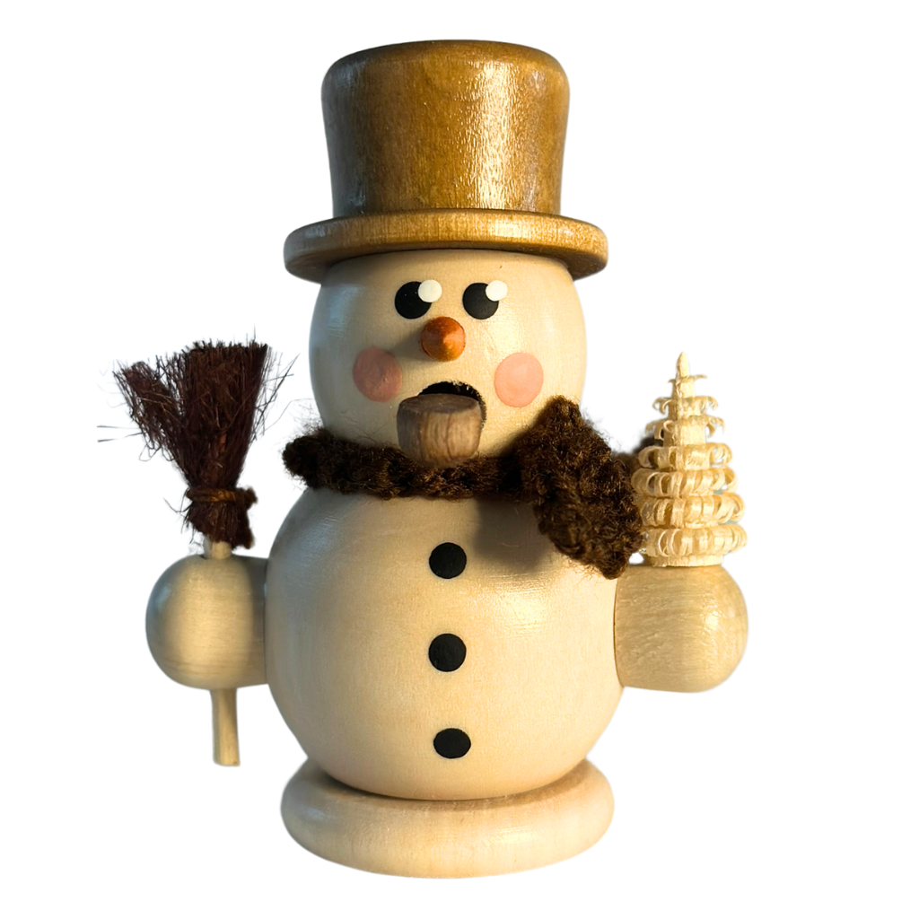 Mini Räuchermann Schneemann mit Zylinder auf dem Kopf und Besen in der Hand. In Natur Braun gehalten. Hergestellt im Erzgebirge.