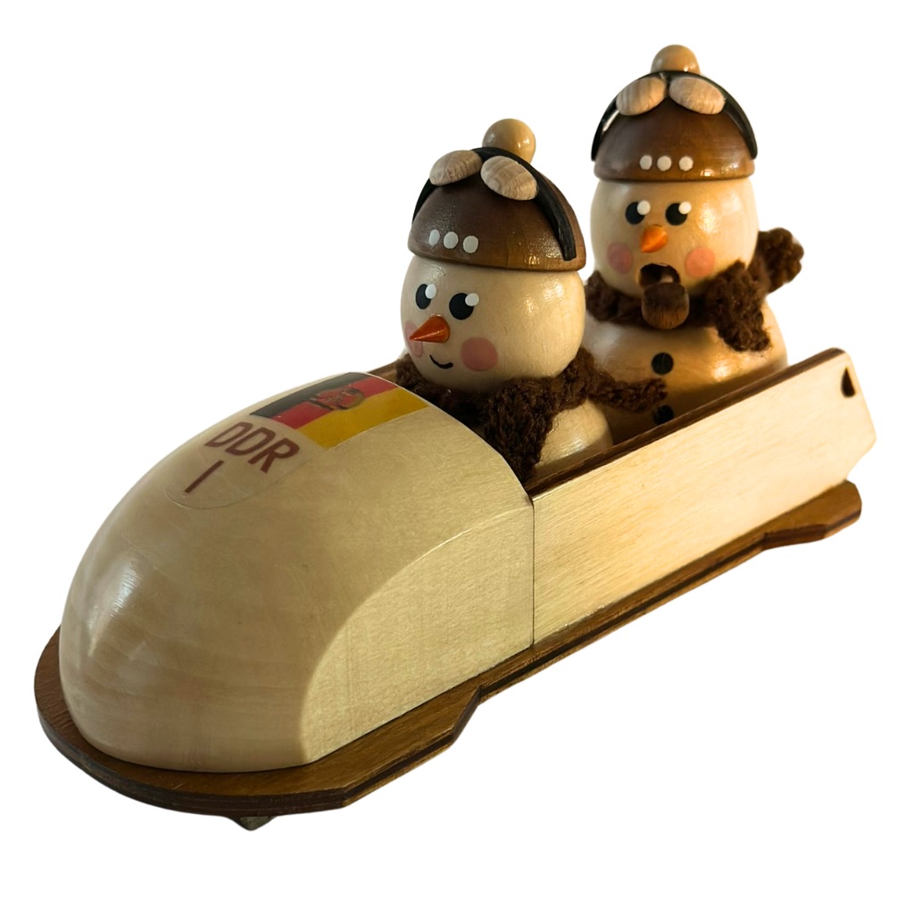 RSM2BB-B Bob mit Schneemänner Natur Braun Mini Räuchermänner Schneemänner im Nostalgie DDR Bob. Der hintere Schneemann kann mit einem Mini Räucherkerzchen rauchen. Hergestellt im Erzgebirge