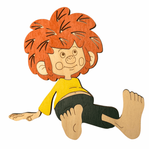 Sammelfigur Pumuckl sitzend zurück lehnend aus Holz. Hergestellt im Erzgebirge.