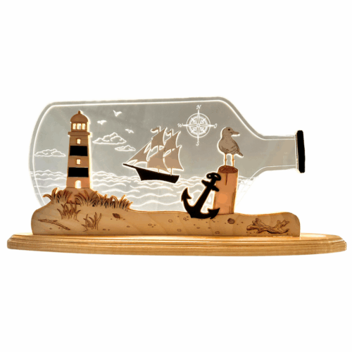 Motivleuchte aus Acrylglas in Verbindung aus Holz. Darstellung eine Flasche in der ein Leuchtturm ein Segelschiff ein Anker und eine Möwe zusehen ist. Hergestellt im Erzgebirge