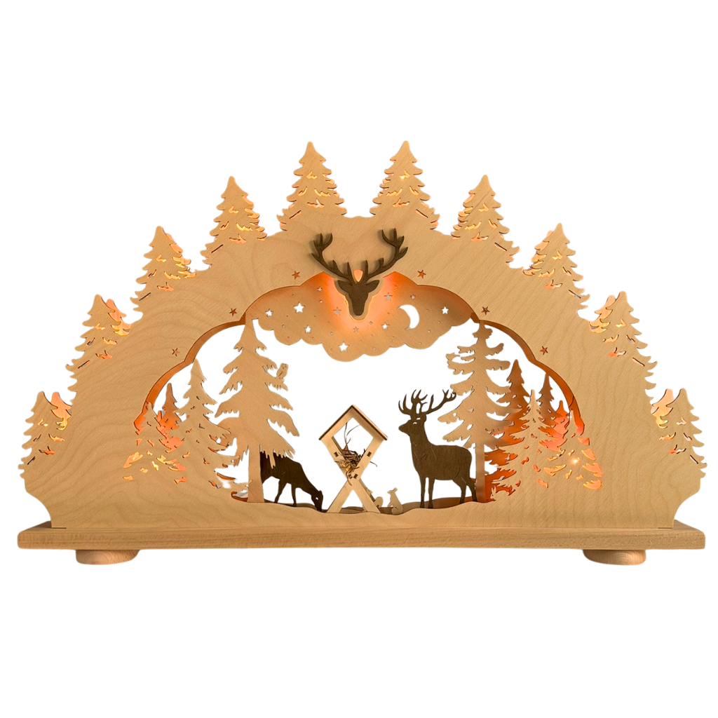 Schwibbogen 15 flammig Motiv: Waldszene mit Hirschen. Die Hirsche sind braun abgesetzt. Sonst ist der Lichterbogen natur gehalten. Hergestellt im Erzgebirge.