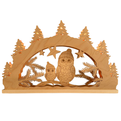 Schwibbogen 7 flammig Motiv mit 2 Eulen Mama und Kind von Tannenzweigen umgeben. Die Eulen haben eine Winterm&uuml;tze auf den K&ouml;pfen.