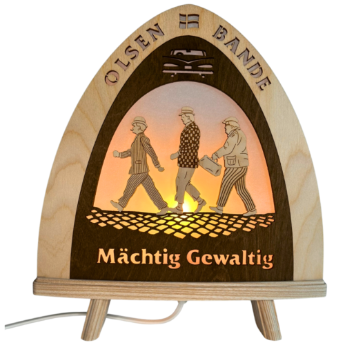 LED Tischleuchte aus Holz, Beidseitiges Olsenbande Motiv mit Schriftug M&auml;chtig gewaltig. Hergestellt im ERzgebirge